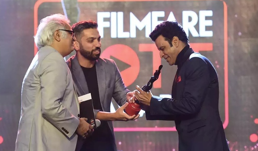 Shashank Singh presenting FLYX Filmfare OTT Award to Manoj Bajpayee
